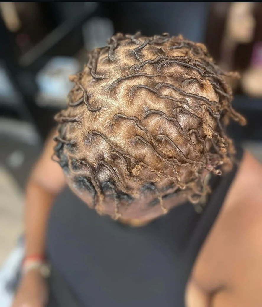 Loc retwist with a crisp finished pattern